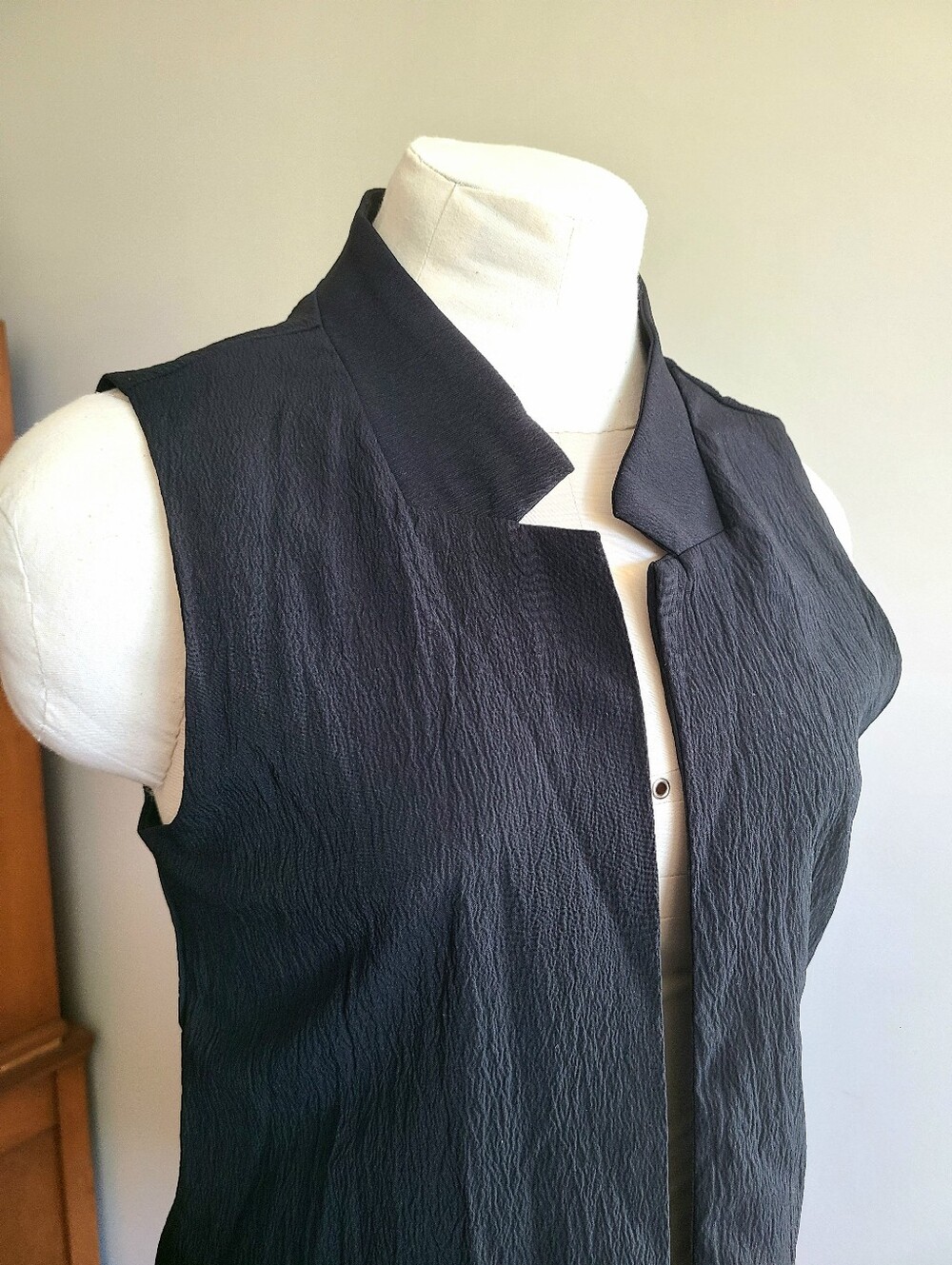 Long Black Sleeveless Vest - Picture 3 of 10